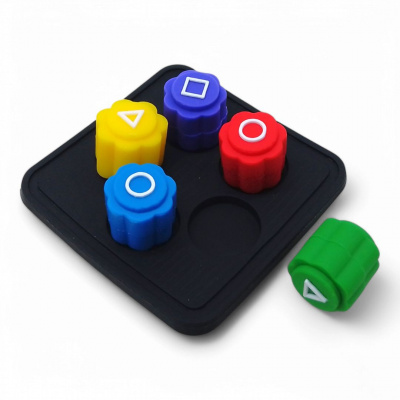 Настільна гра Гонгі Gonggi - Гра в кальмара 2, на підставці (вид 2) MIC Squid game2