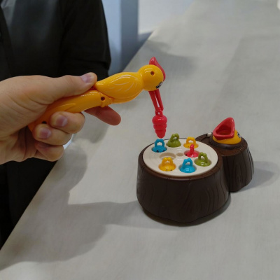 Гра Нагодуй пташеня, механічна, на батарейках (коричнева) LE SI JIA TOYS Y33925A-Y33930A