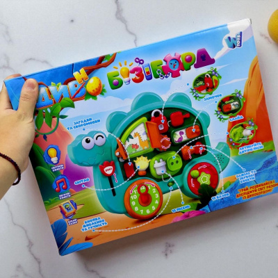 Бізіборд WToys, ОЗВУЧУВАННЯ УКРАЇНСЬКОЮ МОВОЮ, казки, пісні, звуки, підсвічування, аналоговий годинник, пальчикові ігри, в коробці Wtoys 72024