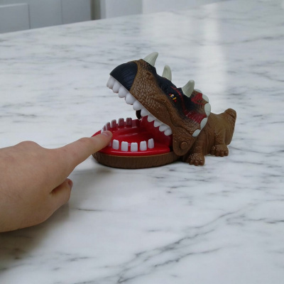 Гра-кусачка Зубастик динозавр (коричневий) GAME TOYS 85120